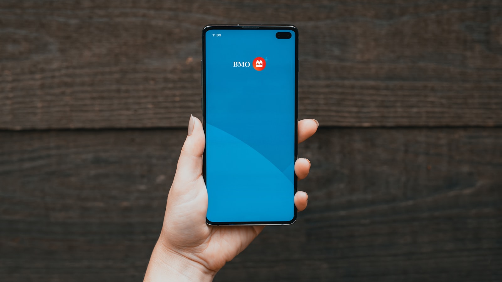 Leveraging Visual Content: Crafting Engaging Posts on Instagram